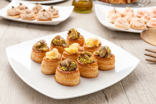 Vol-au-vent relleno en plato blanco —  Fotos de Stock