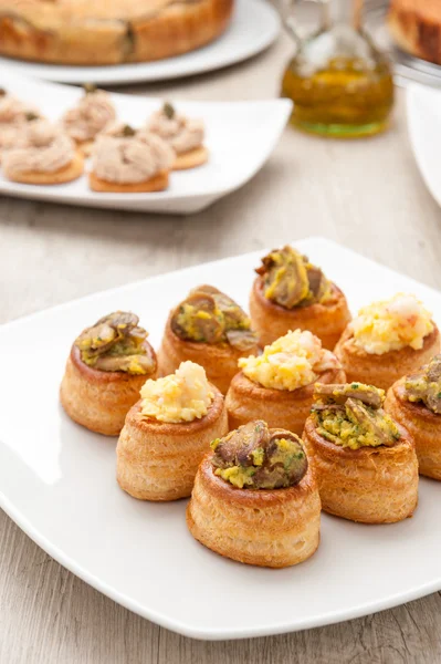 Vol-au-vent relleno en plato blanco — Foto de Stock