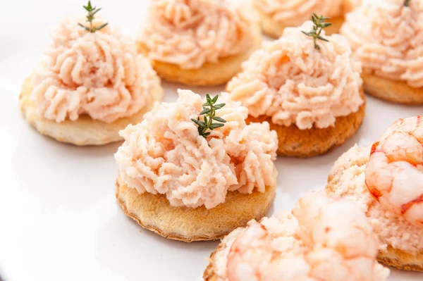 Canapés com creme de salmão — Fotografia de Stock