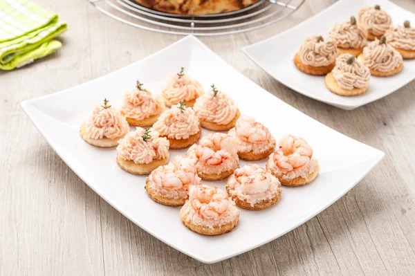 Canapés com creme de salmão — Fotografia de Stock