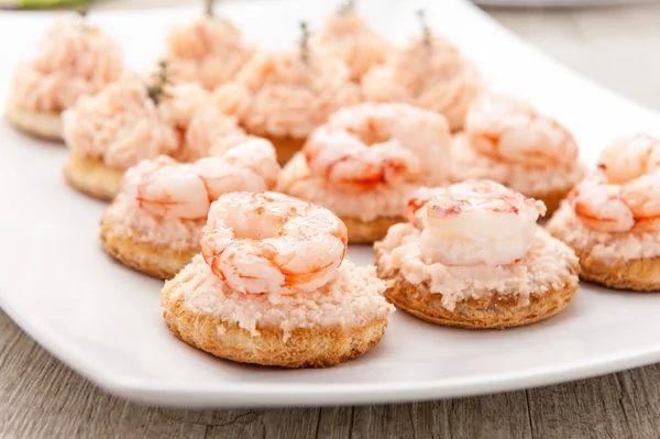 Canapés com creme de salmão — Fotografia de Stock