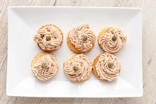 Canapés con crema de salmón — Foto de Stock