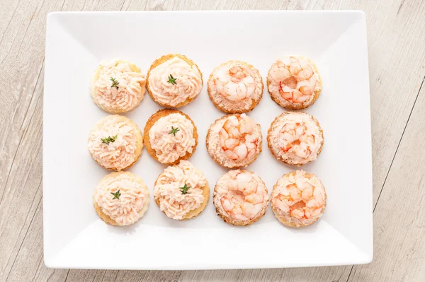 Canapés com creme de salmão — Fotografia de Stock