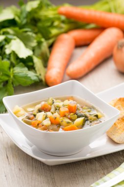 Bir tabakta sebze çorbası