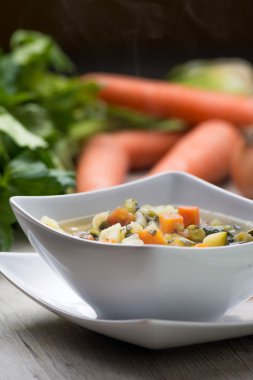 Bir tabakta sebze çorbası