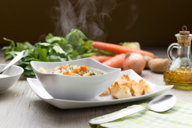 Bir tabakta sebze çorbası