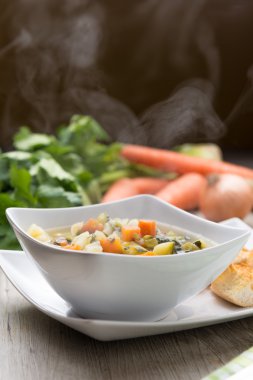 Bir tabakta sebze çorbası