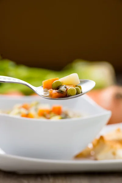 Cuchara con sopa de verduras — Foto de Stock