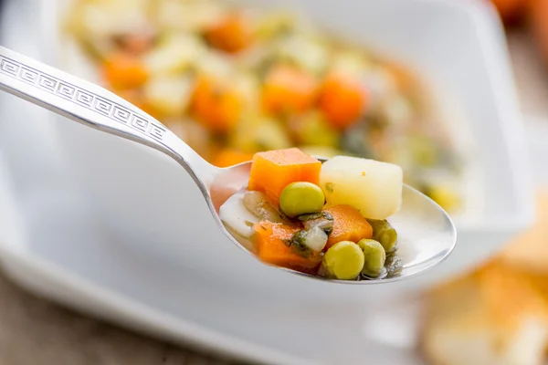 Lingură cu supă de legume — Fotografie, imagine de stoc