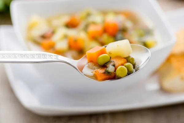 Cuchara con sopa de verduras —  Fotos de Stock