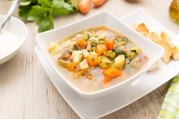 Sopa de verduras en un plato — Foto de Stock