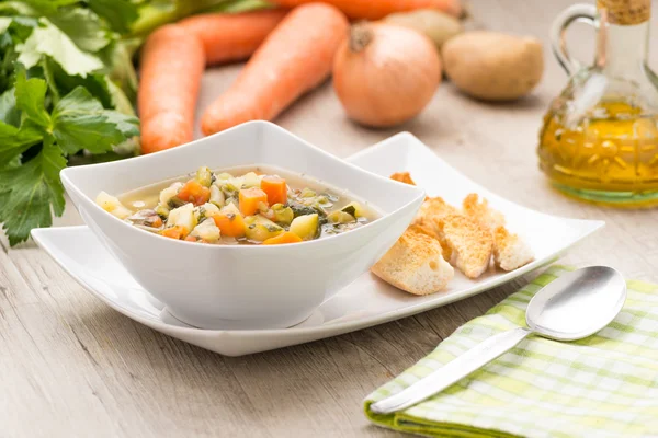 Sopa de verduras en un plato —  Fotos de Stock