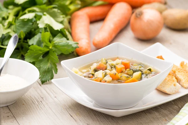 Sopa de verduras en un plato —  Fotos de Stock