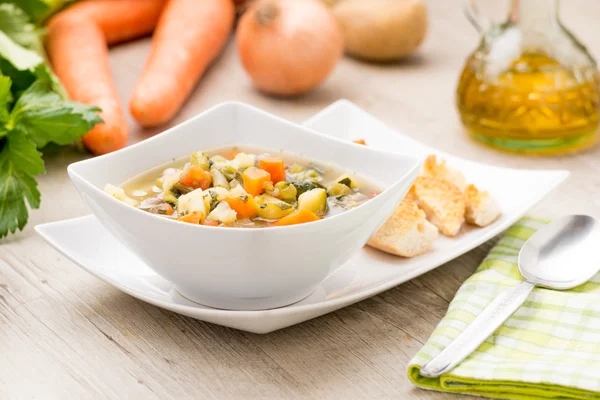 Sopa de verduras en un plato —  Fotos de Stock