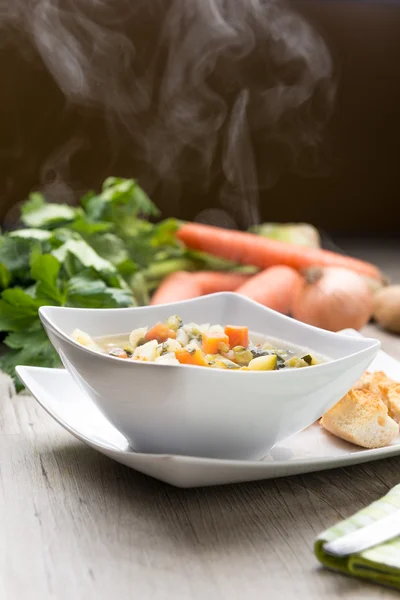 Supă de legume într-o farfurie — Fotografie, imagine de stoc