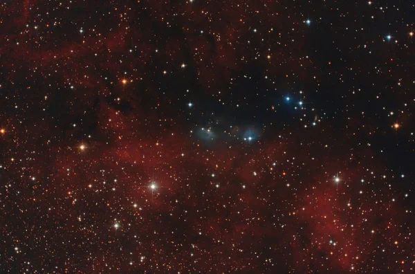星空の夜に赤い星雲 — ストック写真