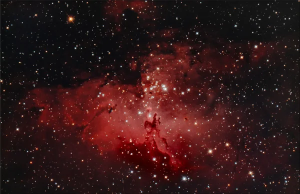Röd nebulosa i stjärnklar natt — Stockfoto