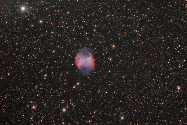 Nebulosa rossa nella notte stellata — Foto Stock