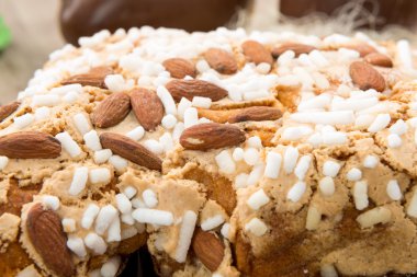 Paskalya kek kendini atmış.