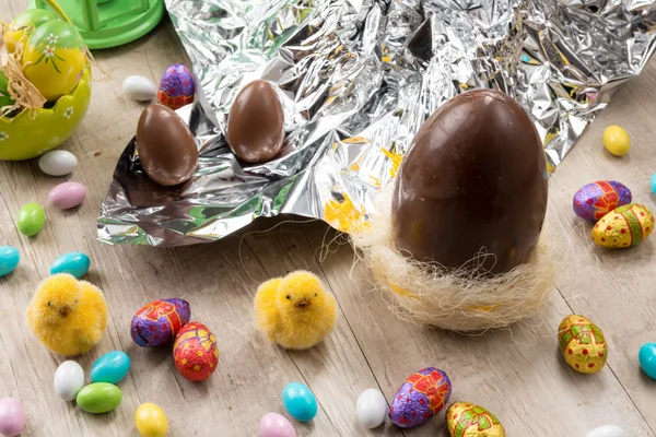 Pintos de Páscoa e ovos de chocolate — Fotografia de Stock