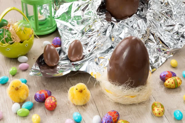 Easter chicks and chocolate eggs — Stock Photo, Image