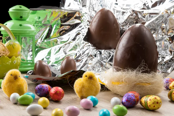 Pasen kuikens en chocolade-eieren — Stockfoto