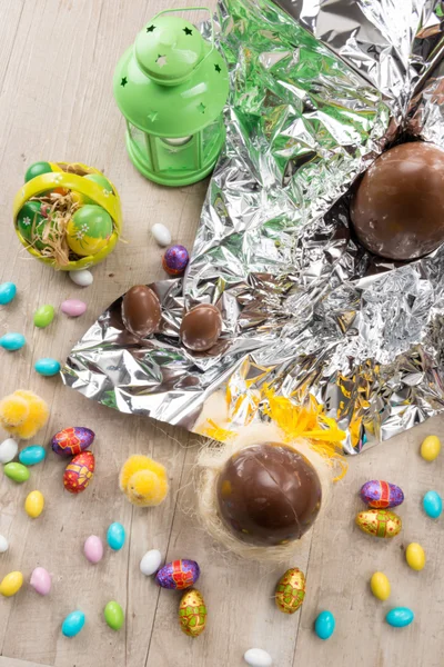 Poussins de Pâques et oeufs en chocolat — Photo