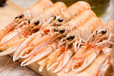 Masada haşlanmış karides