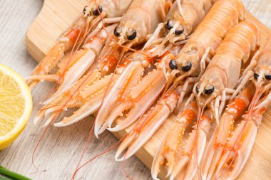 Masada haşlanmış karides