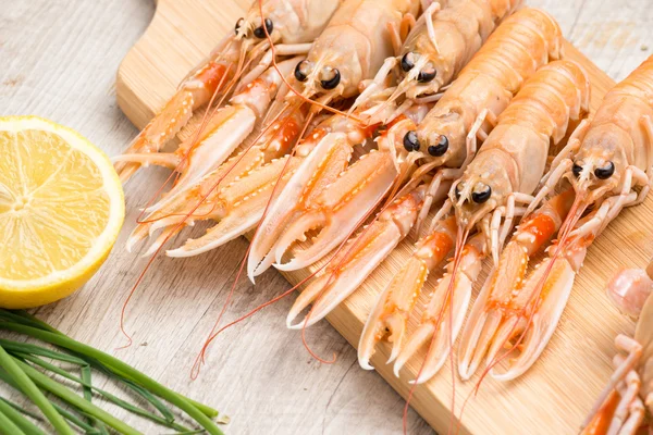 Camarones hervidos en la mesa — Foto de Stock