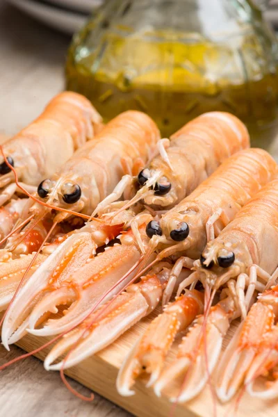 Camarones hervidos en la mesa — Foto de Stock