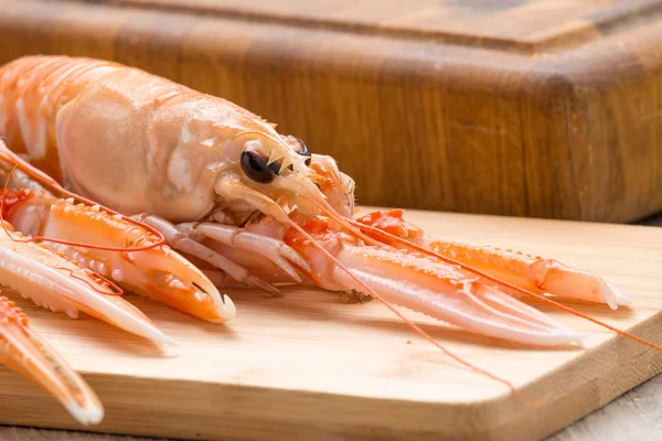 Gekookte garnalen op tafel — Stockfoto