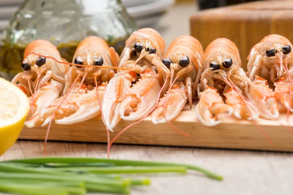 Gekookte garnalen op tafel — Stockfoto