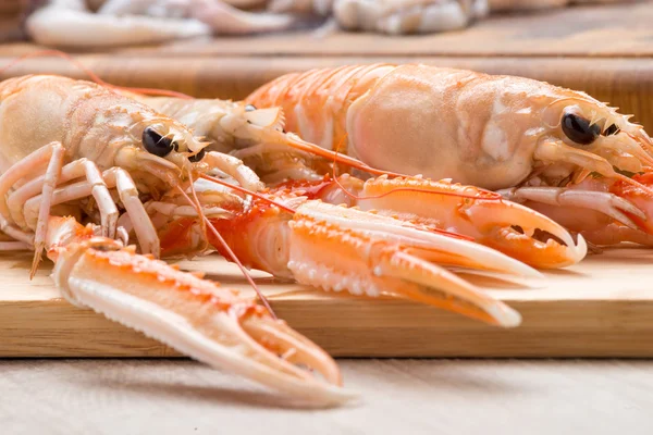 Gekookte garnalen op tafel — Stockfoto