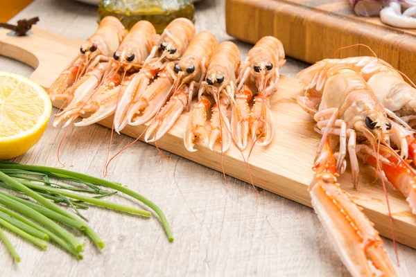 Camarones hervidos en la mesa — Foto de Stock