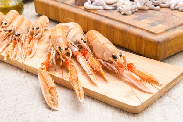 Camarões cozidos na mesa — Fotografia de Stock