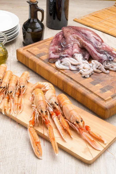 Crevettes bouillies sur la table — Photo