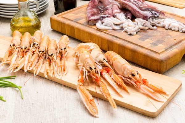 Vařené krevety na stole — Stock fotografie