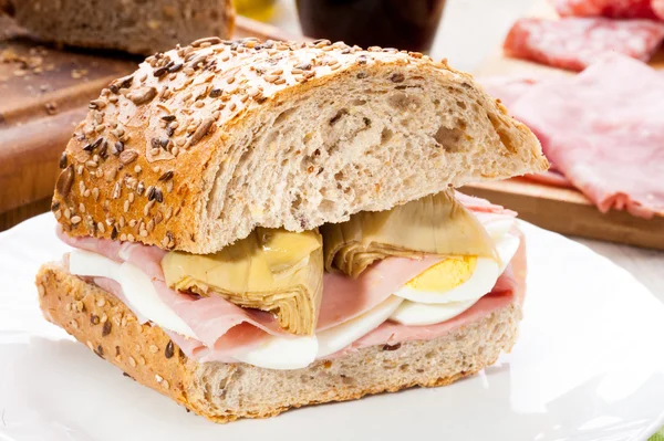 Вкусный сандвич с ветчиной — стоковое фото