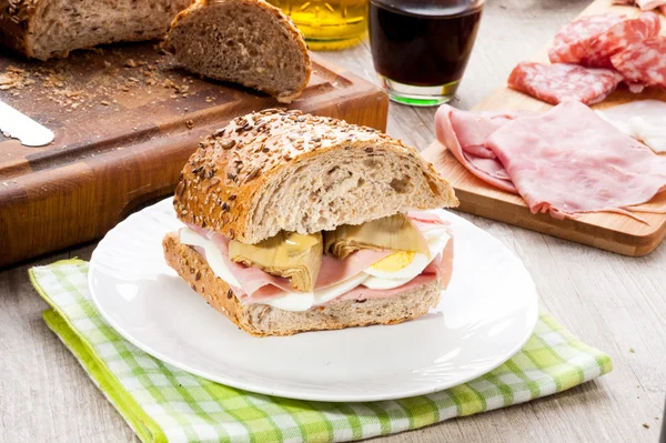 Вкусный сандвич с ветчиной — стоковое фото