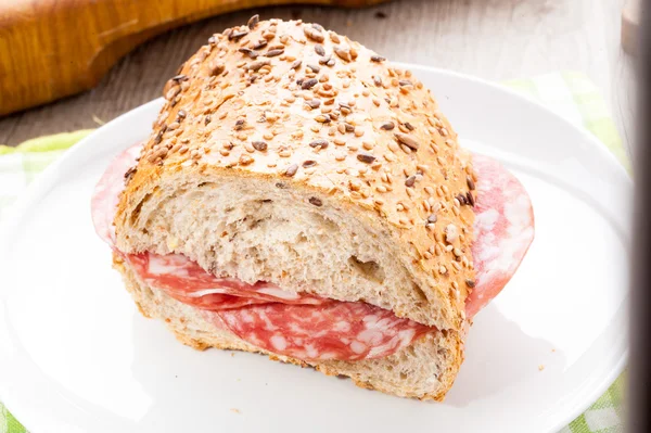 Ковбасний бутерброд на тарілці — стокове фото