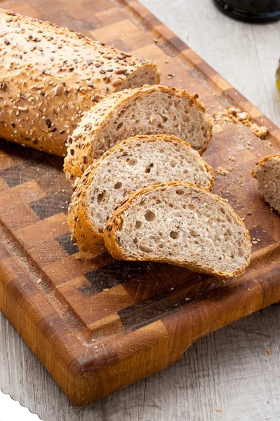 Pão fatiado com sementes — Fotografia de Stock