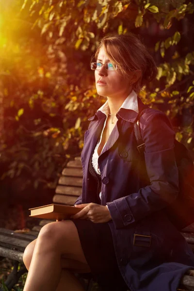 Mujer con libro en el parque —  Fotos de Stock