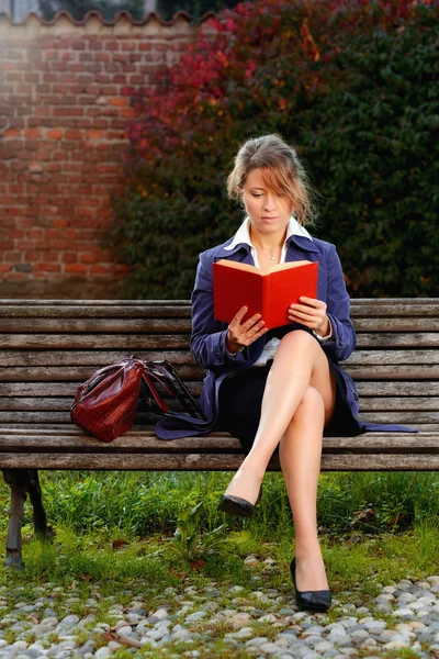 Woman reading book — Stock Photo, Image