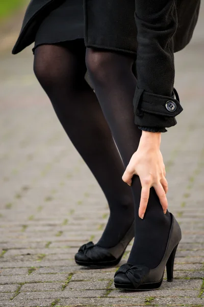 Mujer con dolor en los tobillos — Foto de Stock