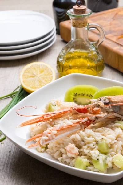 Risotto with prawns and kiwi — Stock Photo, Image