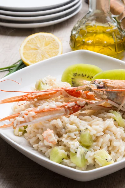 Risotto with prawns and kiwi — Stock Photo, Image