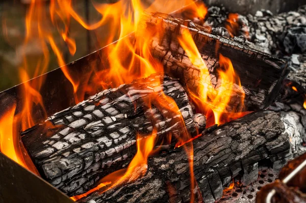 Holz im Kohlenbecken verbrennen — Stockfoto