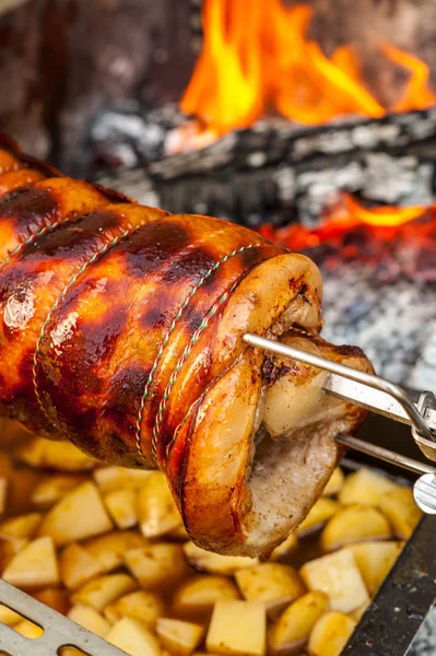 Cozinhar carne de porco no cuspo — Fotografia de Stock