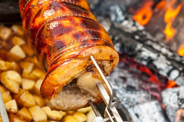 Cozinhar carne de porco no cuspo — Fotografia de Stock